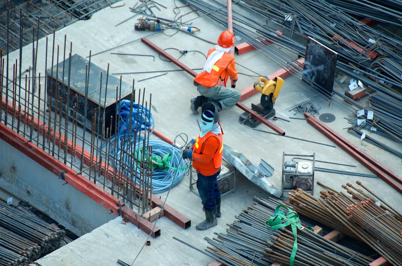Vakmensen aan het werk op een bouwplaats