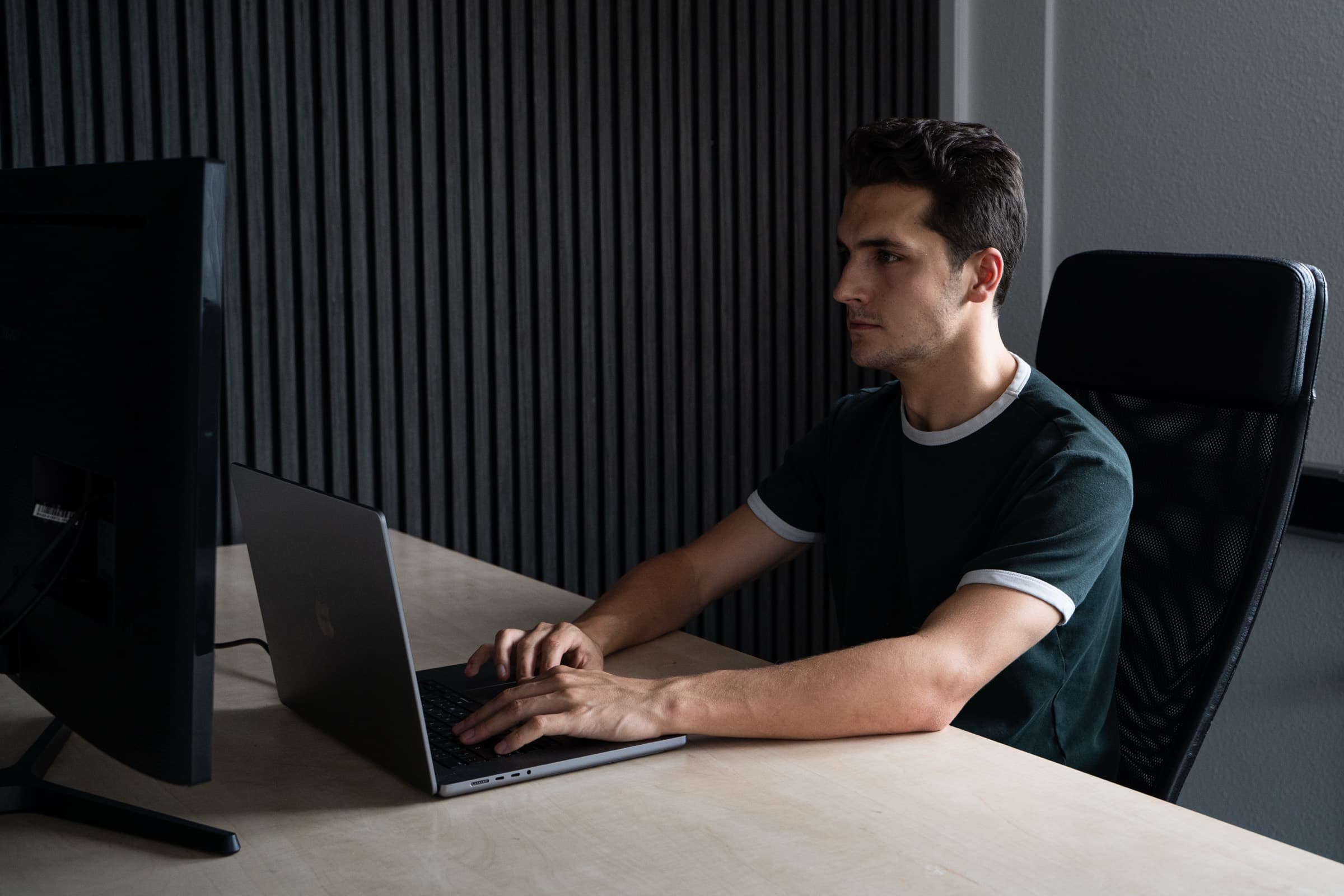 Luca van Brandlift aan het werk aan een website, op kantoor in Den Haag