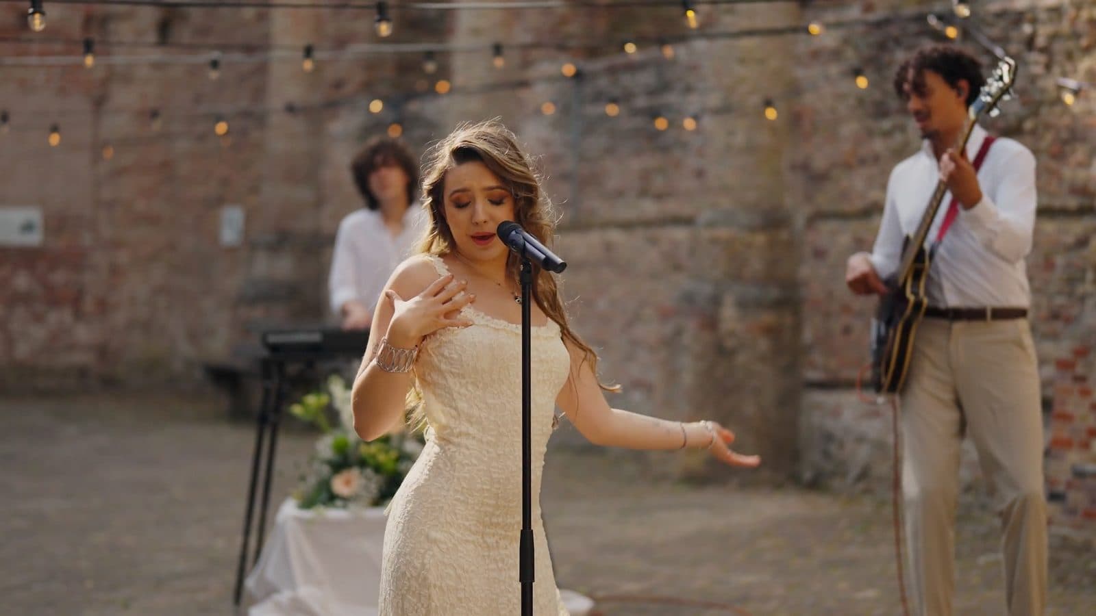 Zangeres Gwen Kaihatu zingt in de Ruïnekerk van Oude Niedorp, met de gitarist op de achtergrond